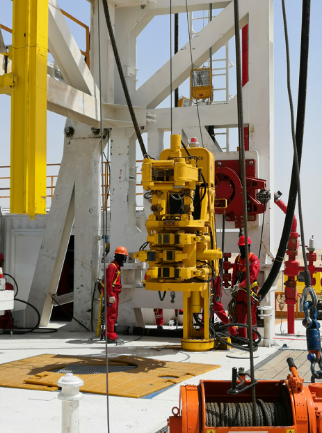 Los trabajadores petroleros locales sauditas se reunieron y observaron la prueba del mat&oacute;n de hierro.